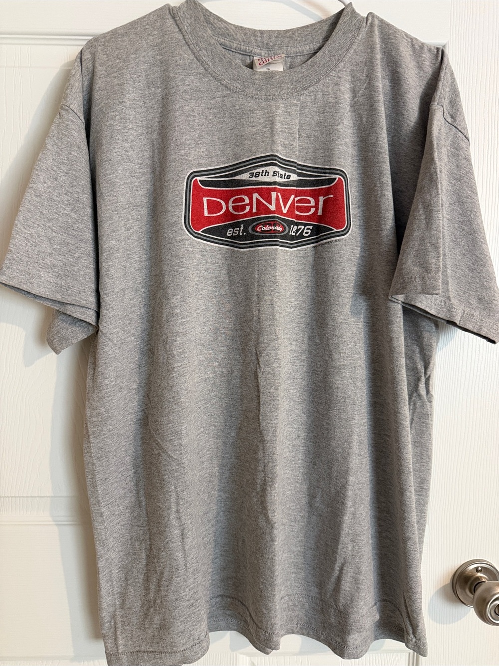 Men’s Older Gildan tag graphic shirt size XL